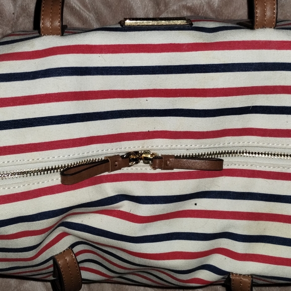 Tommy Hilfiger large bag/tote. Snaps down to a smaller size bag. - Picture 3 of 6